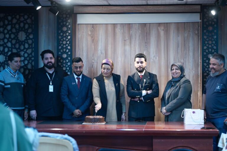 مناقشة مشاريع تخرج طلبة كلية الصيدلة