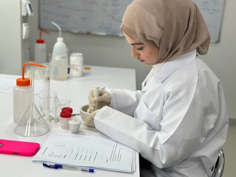 نشاطات معمل صيدلانيات تم إجراء تجربة Peppermint Water