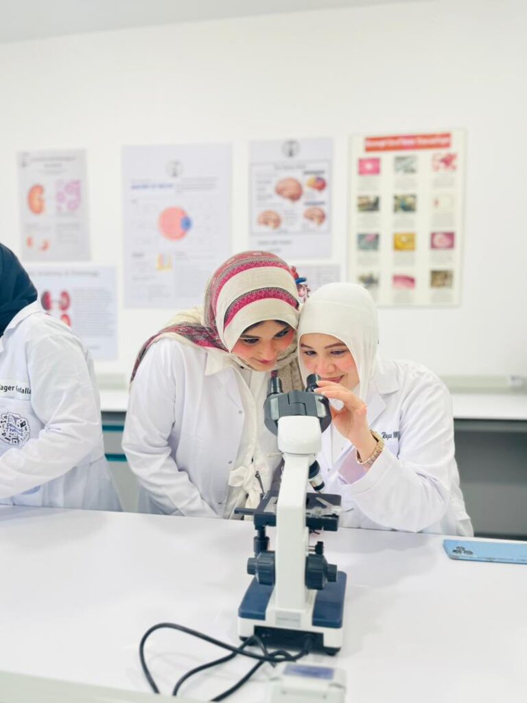 من تطبيقات طلاب كلية العلوم الطبية ووكلية العلاج الطبيعي داخل معمل علم الأنسجة
