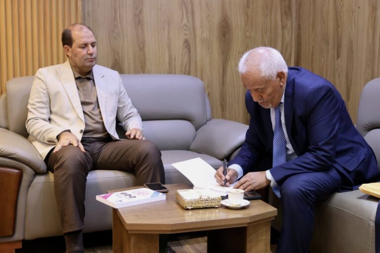 وزير التعليم العالي والبحث العلمي يناقش مع رئيس جامعة السلام الدولية منح الإذن لإنطلاق برنامج الماجستير في الجامعة