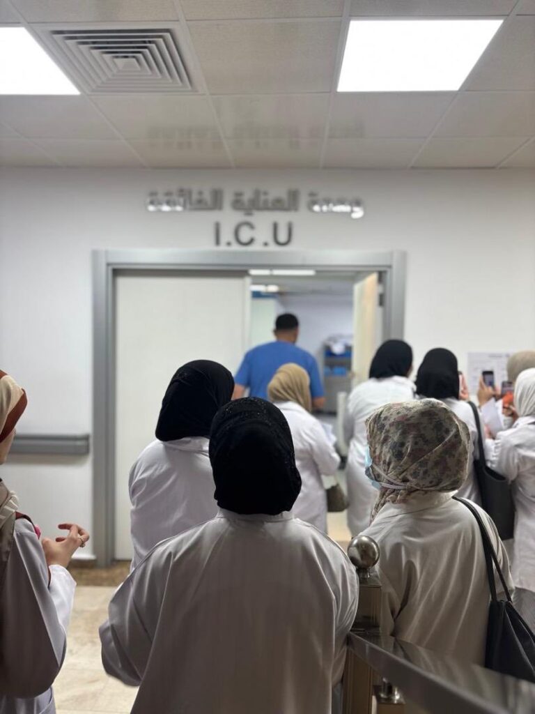 تنظيم زيارة علمية مكثفة إلى مستشفى دار الحكمة