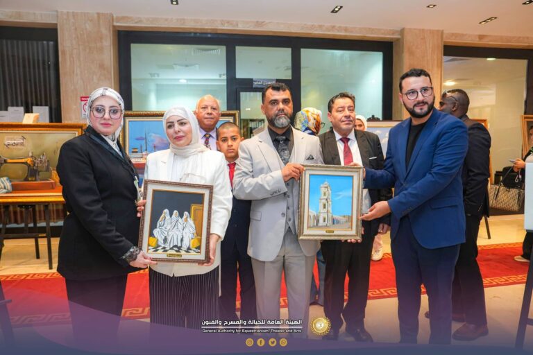 رئيس هيئة الخيالة والمسرح والفنون ووزيرة شؤون المرأة يطّلعان على الإبداعات الريادية بجامعة السلام الدولية