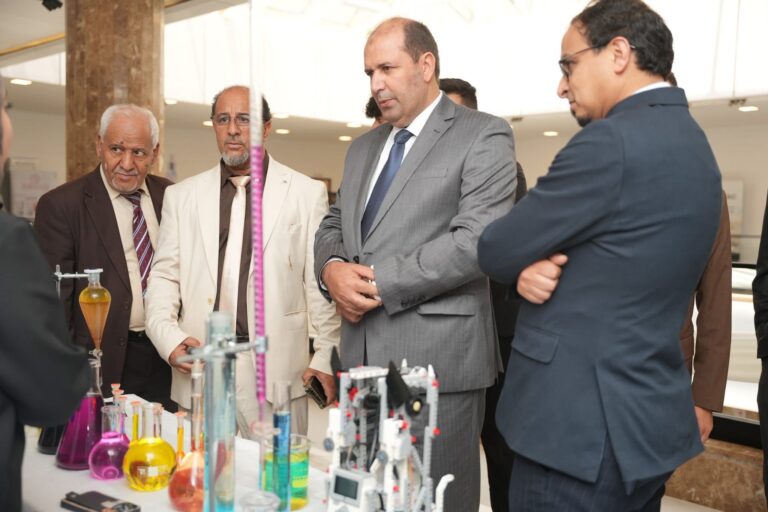 وزير التعليم العالي والبحث العلمي يزور ملتقى دعم المشاريع الصغرى والمتوسطة بجامعة السلام الدولية