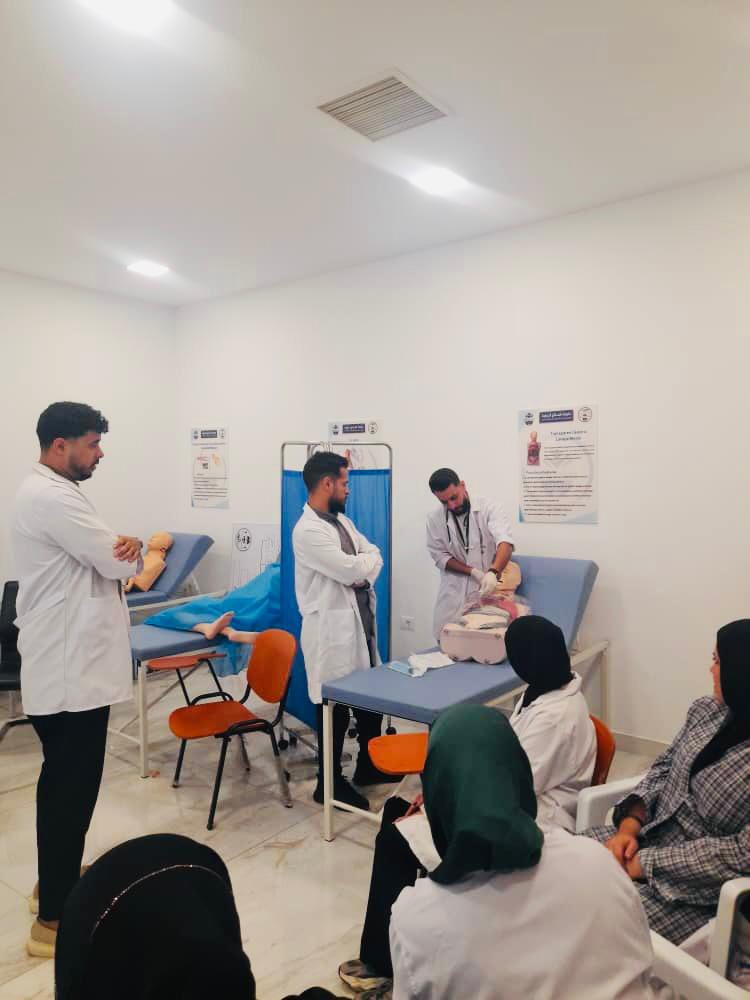 تدريب عملي على إجراء “غسيل المعدة” لطلاب الفصل الثامن بكلية الصيدلة