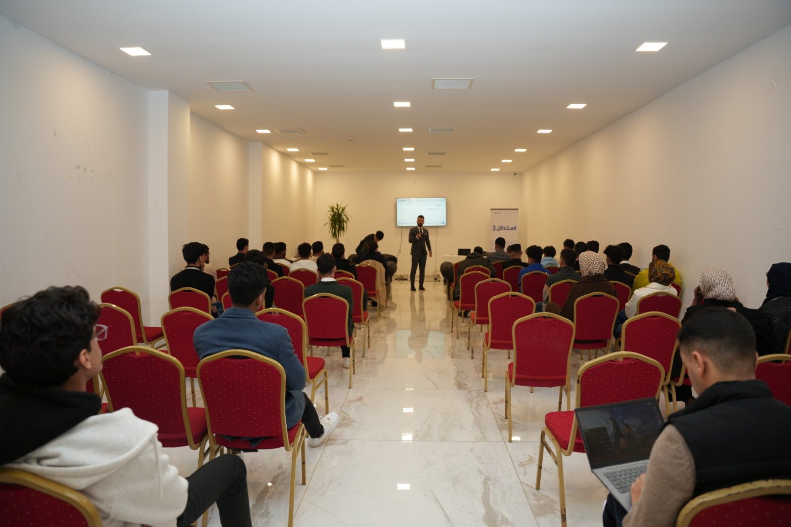 جلسة الحوارية بعنوان “الأخبار المضللة: الإطار القانوني والمسؤولية القانونية في الفضاء الرقمي”